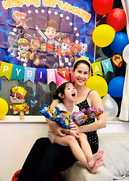 Thân Thúy Hà từng chia sẻ, cô không tủi thân khi làm mẹ đơn thân bởi có một gia đình, những người bạn tôn trọng quyền riêng tư của cô.