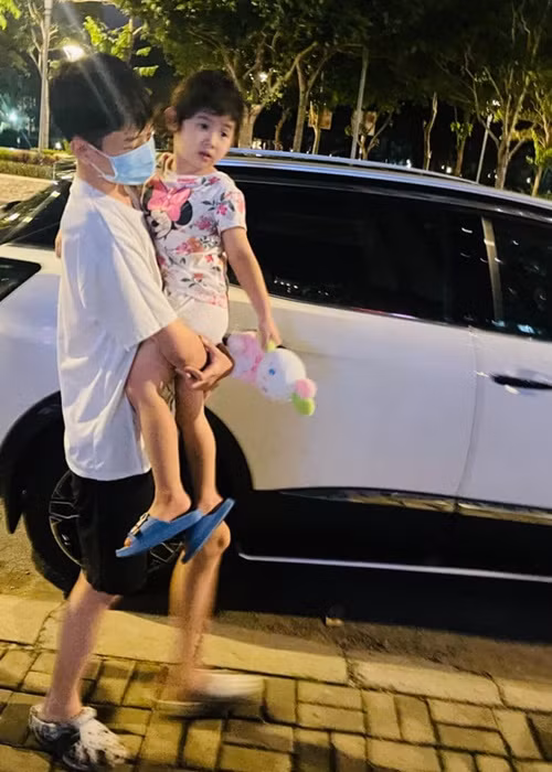 Duy Anh rất cưng chiều em gái. Thân Thúy Hà chia sẻ, Duy Anh mong muốn có em. Bởi vậy, cô sinh con gái thứ hai ở tuổi 41.