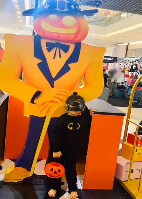 Nhóc tì đã tự lấy tiền để dành của mình mua hoa tặng mẹ vào những ngày đặc biệt.