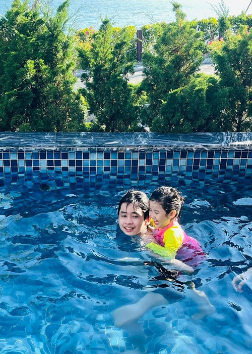 Thân Thúy Hà từng tiết lộ, Duy Anh ban đầu còn giận dỗi mẹ vì muốn mẹ sinh em trai cho chơi cùng. Tuy nhiên, sau khi em gái chào đời, Duy Anh lại quấn quýt em không rời.