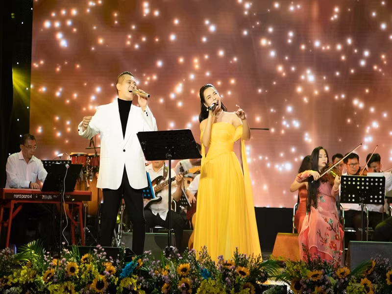 Sau Ca sĩ mặt nạ, Ngọc Mai đắt show. Theo nữ ca sĩ, cô được nhiều người mời show nhưng số đơn vị doanh nghiệp, cá nhân muốn mời nữ ca sĩ dạy học thì nhiều hơn. Ảnh: FBNV