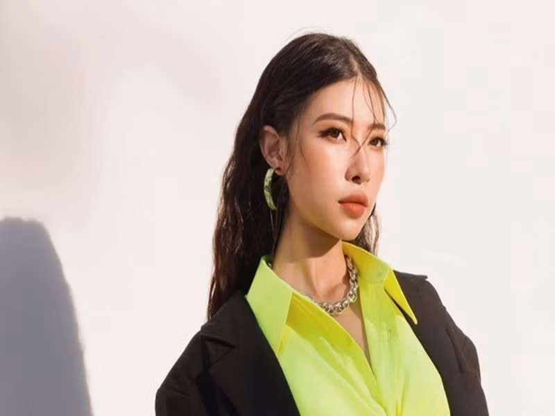 Phía Xesi cho rằng việc Ngọc Mai đưa ra kết luận cô không hiểu rõ luật là không thuyết phục. Xesi chia sẻ trên Zing, cô là tác giả và chủ sở hữu duy nhất của bài hát. Nữ ca sĩ khẳng định việc ủy quyền không toàn phần cho VCPMC. Vì vậy, VCPMC có thể thay mặt cô truy thu, cấp phép biểu diễn, nhưng giá trị của mỗi lần sử dụng, cấp phép đều do tác giả của bài hát quyết định. Ảnh: Zing