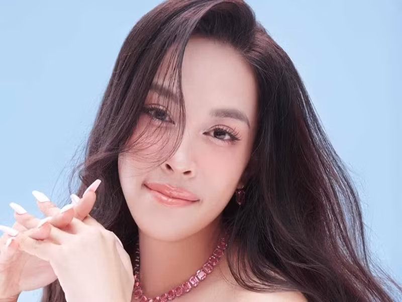 Giữa ồn ào, Ngọc Mai lên tiếng. Cô cho biết, Xesi đã ký ủy quyền với Trung tâm Bảo vệ Quyền tác giả Âm nhạc Việt Nam (VCPMC), do đó, vấn đề khai thác ca khúc trên toàn lãnh thổ Việt Nam đều sẽ do trung tâm thay mặt tác giả làm việc với các cơ quan, đơn vị có nhu cầu sử dụng. “O Sen” cho rằng bản chất sự việc "chỉ là tác giả chưa hiểu rõ về luật". Ngoài ra, Ngọc Mai phân trần, ở phần thông tin MV “Túy âm” của Masew, Xesi chỉ được nhắc đến là ca sĩ thay vì tác giả. Theo Ngọc Mai, do không có sự đính chính từ Masew nên Ngọc Mai chưa kịp thời biết Xesi là tác giả bài hát và chủ động liên hệ. Ngọc Mai gửi lời xin lỗi đến Xesi vì những hiểu lầm. Ảnh: Zing