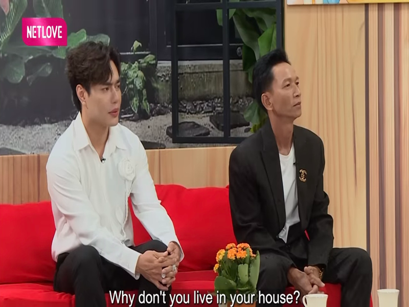 Trong một chương trình, ông Hương - bố vợ của Lê Dương Bảo Lâm "bóc phốt" con rể lôi thôi. Còn Lê Dương Bảo Lâm cho rằng bố vợ quá kỹ tính sạch sẽ, trong nhà không nghe tiếng gì ngoài tiếng hút bụi. Ảnh: Dân Việt