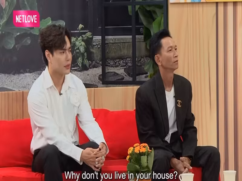 Trong một chương trình, ông Hương - bố vợ của Lê Dương Bảo Lâm "bóc phốt" con rể lôi thôi. Còn Lê Dương Bảo Lâm cho rằng bố vợ quá kỹ tính sạch sẽ, trong nhà không nghe tiếng gì ngoài tiếng hút bụi. Ảnh: Dân Việt