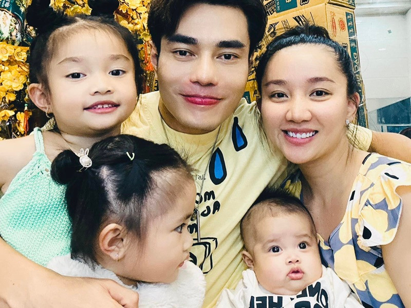 Ngoài việc chăm miếng ăn, giấc ngủ cho chồng, bà xã của Lê Dương Bảo Lâm còn làm trợ lý và tài xế cho chồng. Ảnh: FBNV