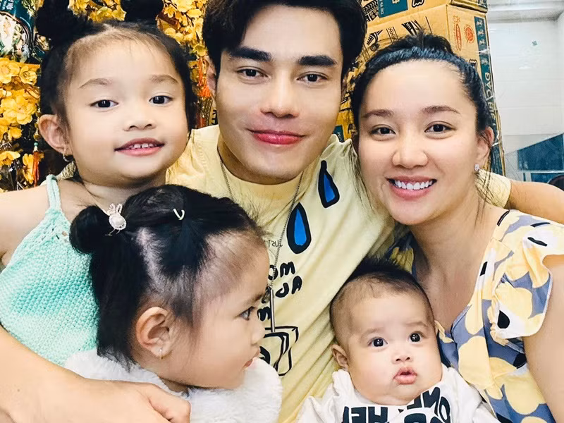 Ngoài việc chăm miếng ăn, giấc ngủ cho chồng, bà xã của Lê Dương Bảo Lâm còn làm trợ lý và tài xế cho chồng. Ảnh: FBNV