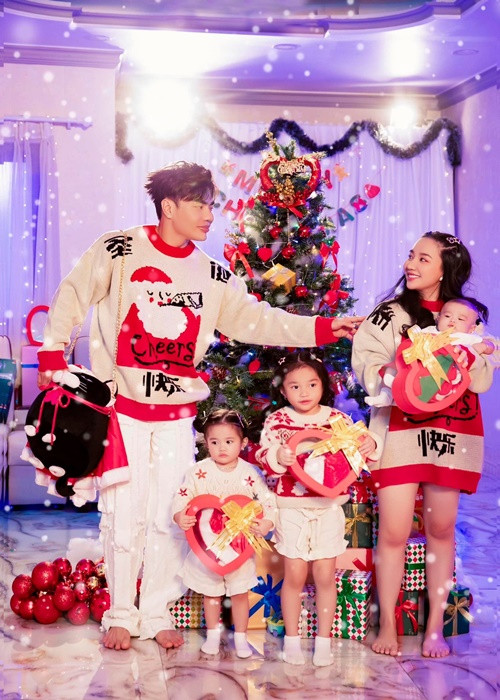 Lê Dương Bảo Lâm không ít lần nịnh vợ. Anh từng gọi Quỳnh Quỳnh là người con gái hiếm có, khó tìm. Nhìn thấy vợ vất vả bán hàng, Lê Dương Bảo Lâm đều livestream phụ vợ, bóp chân bóp tay cho cô. Ảnh: FBNV