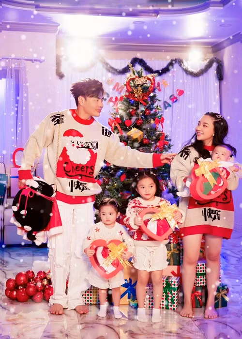 Lê Dương Bảo Lâm không ít lần nịnh vợ. Anh từng gọi Quỳnh Quỳnh là người con gái hiếm có, khó tìm. Nhìn thấy vợ vất vả bán hàng, Lê Dương Bảo Lâm đều livestream phụ vợ, bóp chân bóp tay cho cô. Ảnh: FBNV