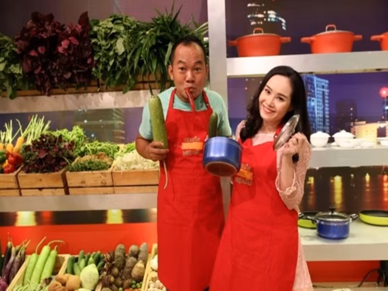 Long Đẹp Trai và Phi Nga kết hôn vào năm 2015. Trong chương trình Trăng mật diệu kỳ năm 2018, cặp đôi chia sẻ, cả hai vốn rất xung khắc. Đến khi chuyện tình cảm của Long Đẹp Trai đổ vỡ, Phi Nga là người hàn gắn cho anh và vợ trước. Khi nam diễn viên đau khổ nhất, Phi Nga là người an ủi anh rồi cả hai đến với nhau lúc nào không hay. Long Đẹp Trai cho rằng đây có lẽ là do "cái duyên cái số nó vồ lấy nhau". Ảnh: Vnmedia