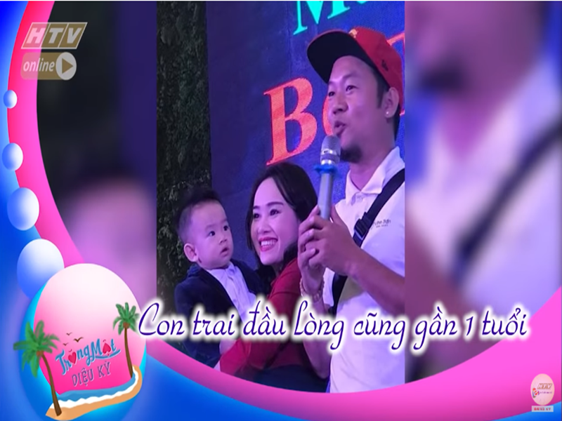 Là Giám đốc sân khấu kịch Nụ Cười Mới nên khi phải đóng cửa sân khấu, Long Đẹp Trai rất buồn. Anh chia sẻ trên Zing: “Trước khi quyết định tôi và Phi Nga nằm bên nhau khóc nhiều ngày. Cô ấy an ủi tôi là tạm ngưng thôi, kiếm gì làm, chờ ngày đẹp trời trở lại”. Ảnh: HTV