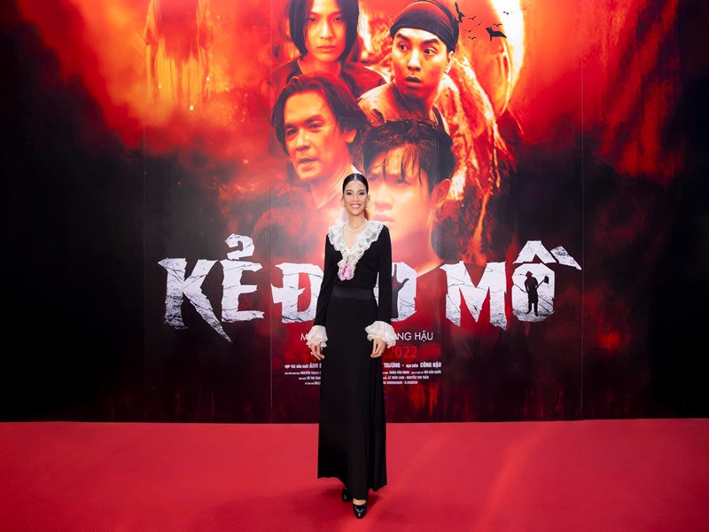 Trong phim “Kẻ đào mồ”, Á hậu Trương Thị May vào vai Bạch Liên - người trông coi nghĩa trang. Để cứu mẹ khỏi bệnh phong, Liên buộc trở thành kẻ đào mồ. Trên màn ảnh, Trương Thị May có mối tình tay ba với Nhất Duy và Đức Hải.