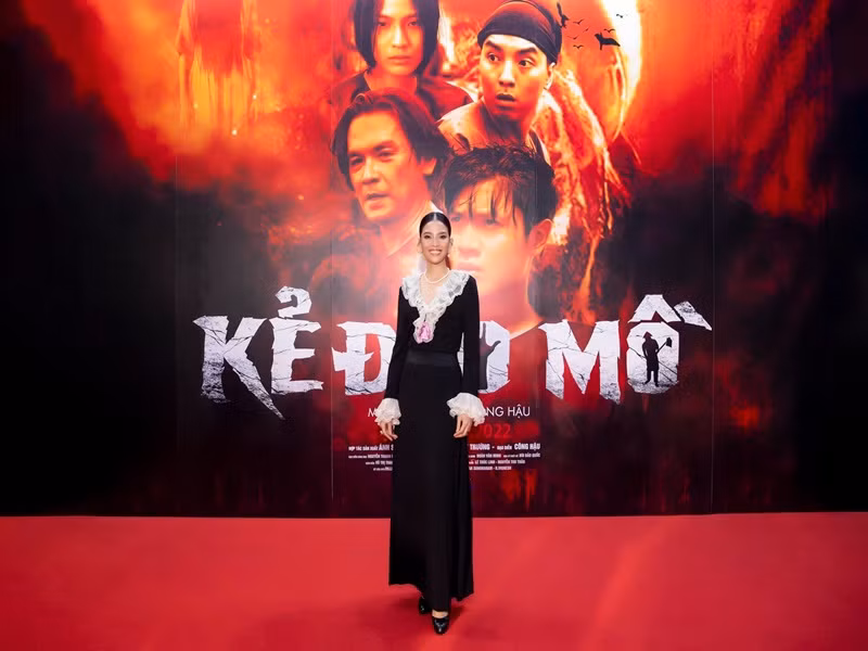 Trong phim “Kẻ đào mồ”, Á hậu Trương Thị May vào vai Bạch Liên - người trông coi nghĩa trang. Để cứu mẹ khỏi bệnh phong, Liên buộc trở thành kẻ đào mồ. Trên màn ảnh, Trương Thị May có mối tình tay ba với Nhất Duy và Đức Hải.