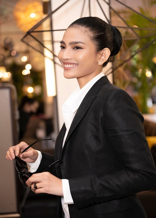 Trong cuộc phỏng vấn với Zing, nàng hậu cho biết, cô chưa từng quen đại gia. Trương Thị May cũng tiết lộ, khi sang Mỹ tham dự chương trình Hiểu về trái tim, ít nhất có 7 người xin cưới cô ngay tại đêm đó. 7 người gặp mẹ cô và xin phép. Lúc đó Trương Thị May mới 22 tuổi, còn sớm quá để nghĩ đến chuyện lập gia đình nên cô đã cảm ơn và từ chối.