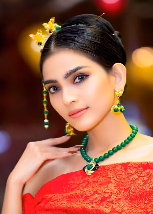  Trương Thị May sinh năm 1988. Cô giành danh hiệu á hậu 1 khi tham gia hai cuộc thi Hoa hậu Phụ nữ Việt Nam qua ảnh 2006 và Hoa hậu các dân tộc Việt Nam 2007.