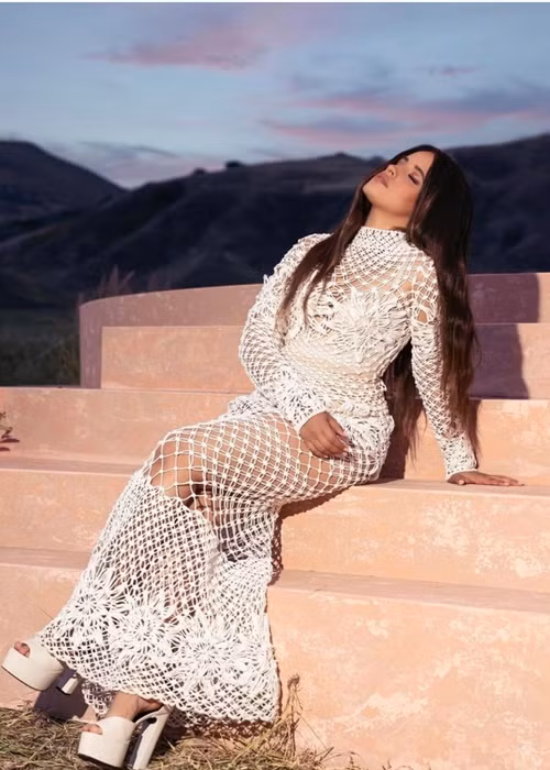 Nữ ca sĩ người Mỹ Camila Cabello mặc trang phục của Công Trí, song ca cùng nam ca sĩ Yotuel trong MV “Lola”. Chi tiết xuyên thấu giúp khoe trọn đường cong gợi cảm của nữ ca sĩ. Ảnh: Fanpage