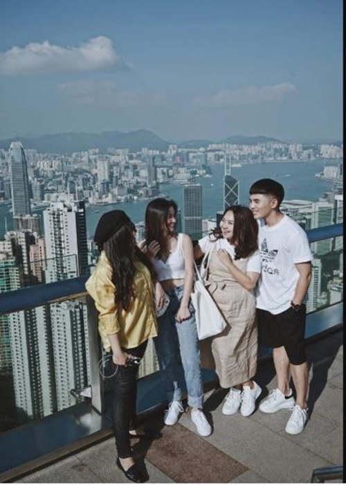 Trong mắt Will, Jun Vũ khá “con trai” khi vừa ăn, vừa gác chân lên ghế vừa chơi game trong khi nam ca sĩ thích tuýp con gái nhẹ nhàng, dịu dàng, cho người khác cảm giác bảo bọc, che chở được. Ảnh: Dân Trí