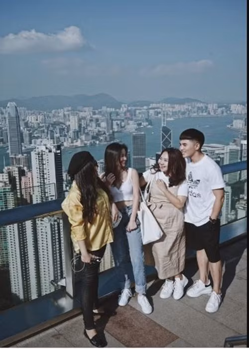 Trong mắt Will, Jun Vũ khá “con trai” khi vừa ăn, vừa gác chân lên ghế vừa chơi game trong khi nam ca sĩ thích tuýp con gái nhẹ nhàng, dịu dàng, cho người khác cảm giác bảo bọc, che chở được. Ảnh: Dân Trí