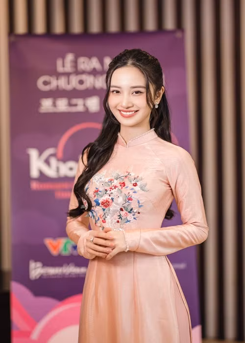  Jun Vũ vừa trở thành MC và cố vấn trong chương trình thực tế về hẹn hò "Khoảnh khắc tình yêu". Ảnh: FBNV