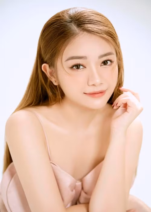 Kiều My hiện tại tìm một nơi để chữa trị tật ở cơ lông mày. Ảnh: FBNV