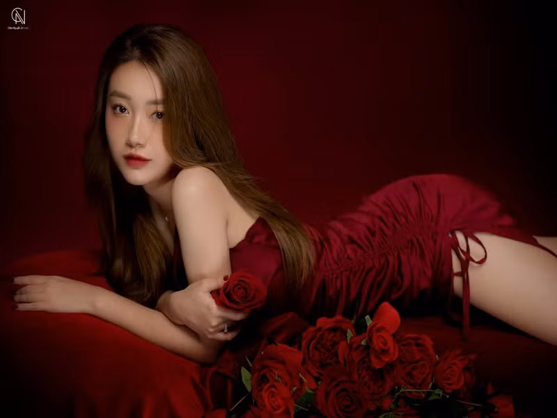 Nữ diễn viên sinh năm 1996 từng đoạt giải nhất cuộc thi HHT Concert 2011, giải nhì cuộc thi ban nhạc tốp hát học sinh thành phố Hà Nội 2011, giải ba tiếng hát dân ca Hà Nội 2009, giải nhất ICON Tài Năng của cuộc thi HHT Icon năm 2011 và trở thành đại sứ Hotvteen khu vực miền Bắc năm 2012.Ảnh: FBNV