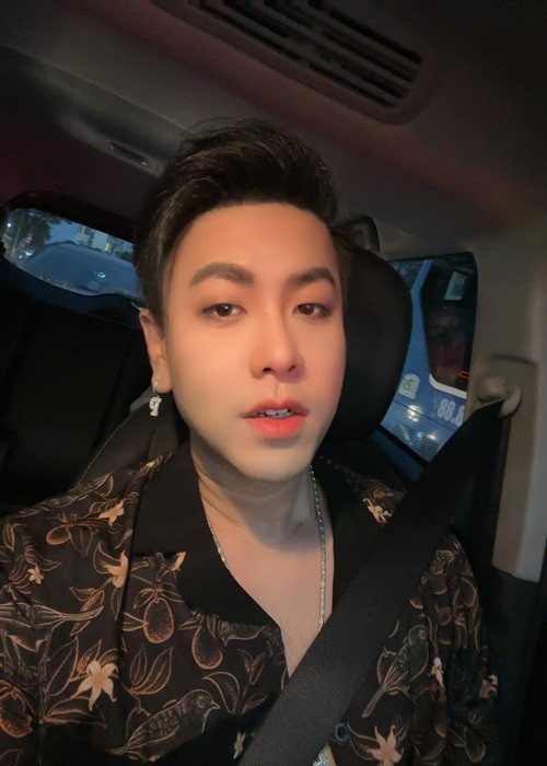 Khiến nhiều khán giả tiếc nuối về vẻ ngoài trước đây, Akira Phan cho biết, anh rất vui khi hình ảnh hiền lành, mộc mạc ngày xưa của anh có thể in đậm trong ký ức người hâm mộ. Ảnh: FBNV