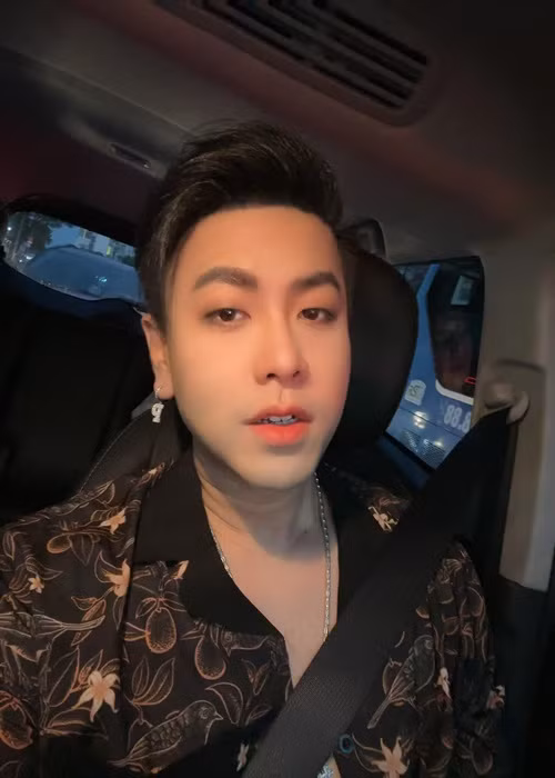 Khiến nhiều khán giả tiếc nuối về vẻ ngoài trước đây, Akira Phan cho biết, anh rất vui khi hình ảnh hiền lành, mộc mạc ngày xưa của anh có thể in đậm trong ký ức người hâm mộ. Ảnh: FBNV