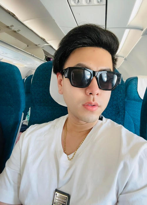 Nam ca sĩ sinh năm 1985 thừa nhận, trước đây, anh không có ê-kíp về hình ảnh, trang phục nên chủ yếu tự thực hiện. Hiện tại, Akira Phan đã có stylist và chuyên gia trang điểm riêng. Ảnh: FBNV