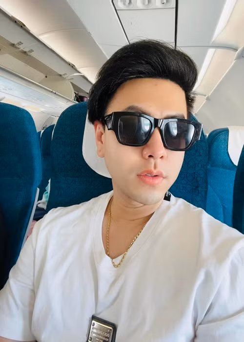 Nam ca sĩ sinh năm 1985 thừa nhận, trước đây, anh không có ê-kíp về hình ảnh, trang phục nên chủ yếu tự thực hiện. Hiện tại, Akira Phan đã có stylist và chuyên gia trang điểm riêng. Ảnh: FBNV