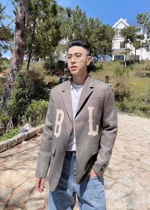 Sau khi “trùng tu” nhan sắc, Akira Phan cho biết, anh theo đuổi hình ảnh mới, phong cách mới. Đó là một người đàn ông thanh lịch và trưởng thành từ giọng hát đến ngoại hình. Ảnh: Yan