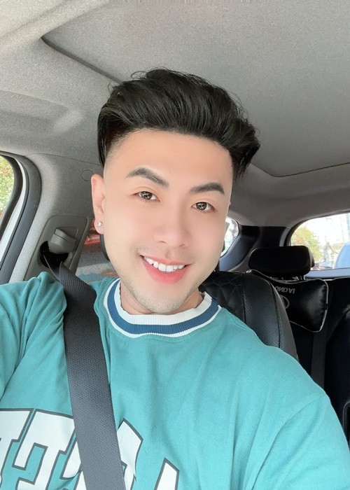 Ca sĩ Akira Phan gửi lời cảm ơn khán giả đã góp ý, xây dựng cho hình ảnh hiện tại của anh. Ảnh: FBNV