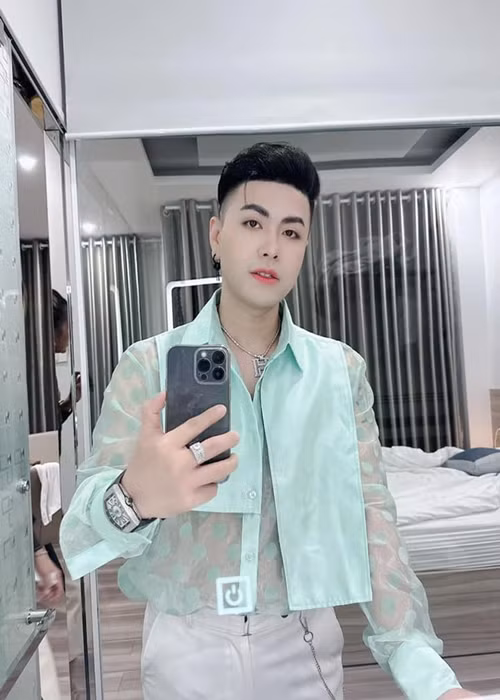 Gần đây, Akira Phan gây chú ý khi thường xuyên trang điểm quá đậm, phong cách thời trang sặc sỡ, đường nét gương mặt khá "nữ tính", khác lạ. Ảnh: Dân Trí