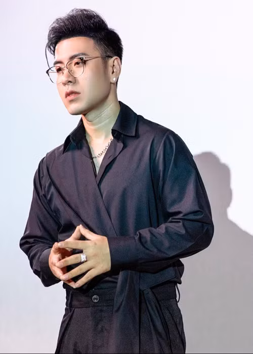 Chia sẻ với Dân Trí, Akira Phan biết, sự thay đổi là do anh giảm cân, tuổi tác, cách trang điểm và dùng phần mềm chụp ảnh. Ảnh: FBNV