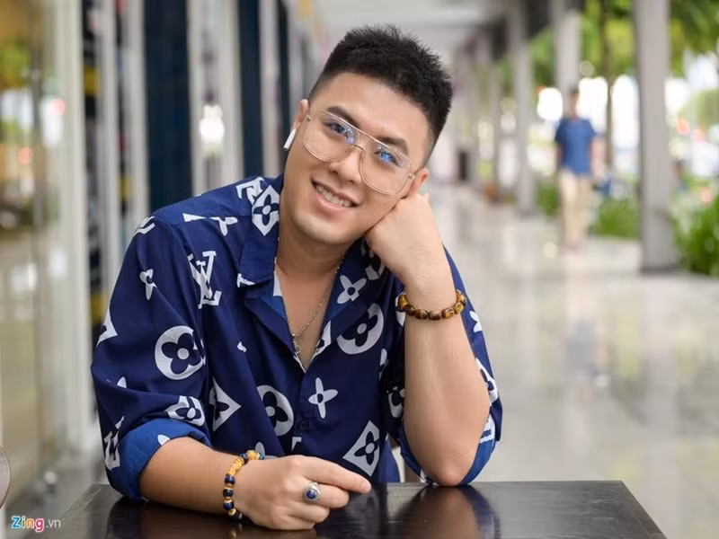 Khi khán giả thắc mắc tại sao Akira Phan không tập luyện để giảm cân mà quyết định phẫu thuật thẩm mỹ, nam ca sĩ chia sẻ trên Zing, anh tăng cân không kiểm soát sau 2 năm mổ dây chằng đầu gối và dù tích cực tập luyện nhưng vẫn không thể giảm cân. Ảnh: Zing