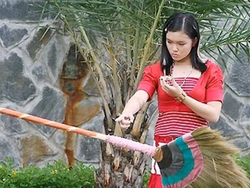 Sao nhí một thời chia sẻ về ánh hào quang trong quá khứ và lý do không tiếp tục tỏa sáng khi trưởng thành. "Ngày đó, mỗi khi xuất hiện ở sự kiện nào, các cô chú phụ huynh cùng các bạn nhỏ vây quanh tôi rất đông để xin chữ ký và chụp hình. Tôi nhớ mọi người vây quanh nhiều đến mức phải có người kéo mình ra khỏi đám đông mới có thể di chuyển tiếp được. Ánh hào quang này đến với tôi khi còn quá sớm. Ngoài ra, tôi cũng không có cảm giác ao ước vai diễn như những bạn cùng trang lứa, mọi thứ đến với mình quá dễ dàng. Mặt khác, từ nhỏ, ba mẹ cho rằng nghệ thuật là “cưỡi ngựa xem hoa” thôi, việc học vẫn quan trọng nhất. Có lẽ vì vậy mà tôi chưa biết cách trân trọng những may mắn đó, bản thân cũng không biết cách nắm bắt những cơ hội để phát triển sau này", Nhật Hạ giãi bày. Ảnh: HTV