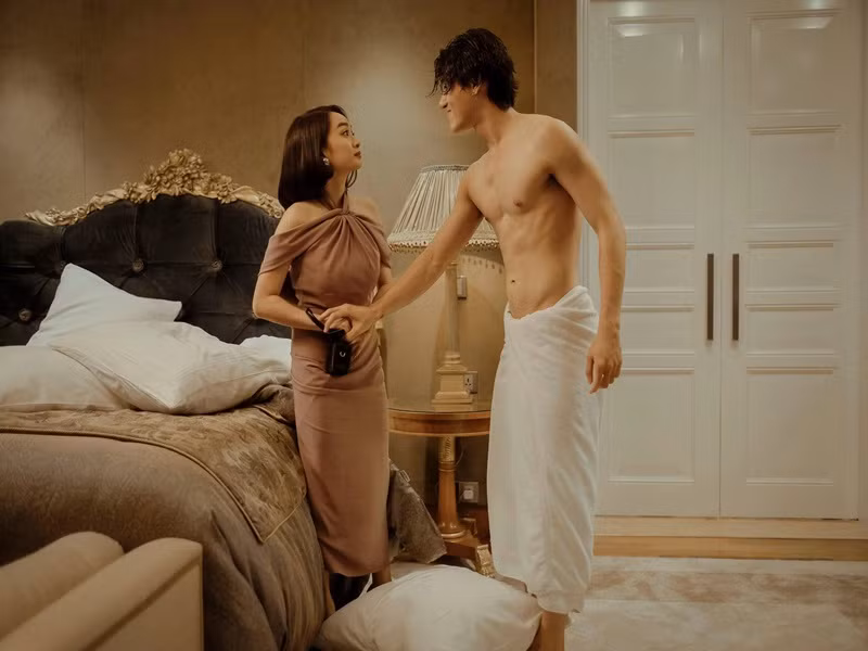 Anh nude 100% khi đóng cảnh ở phòng riêng cùng Kaity Nguyễn trong phim điện ảnh đầu tay. Ảnh: Dân Việt