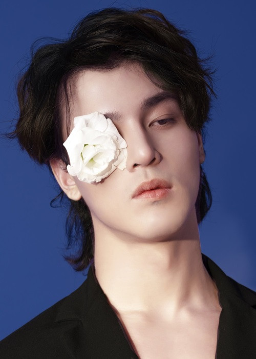 Vẻ ngoài điển trai của Khương Lê đốn tim người đối diện. Ảnh: FBNV