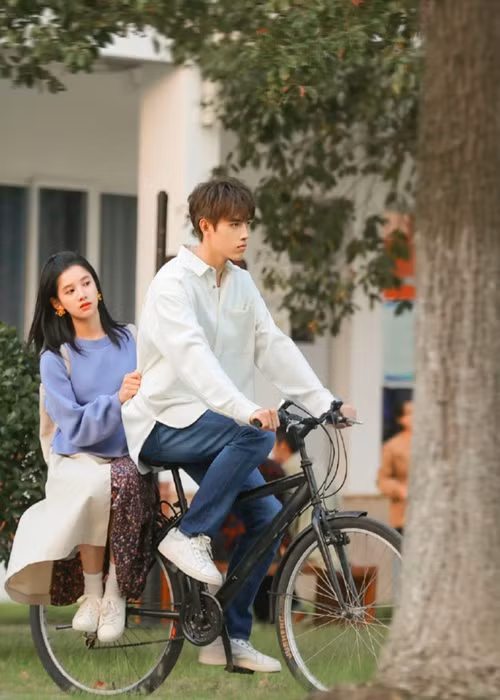 Năm 2022, Trần Phi Vũ gây chú ý với vai diễn Lý Tuân trong tác phẩm “Chiếu sáng anh, sưởi ấm em”. Ảnh: VieOn