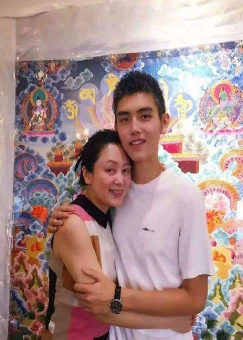 Mẹ của Trần Phi Vũ là Trần Hồng - đệ nhất mỹ nhân làng giải trí Hoa ngữ từng đóng Điêu Thuyền trong "Tam quốc diễn nghĩa" năm 1991. Ảnh: Báo Giao Thông