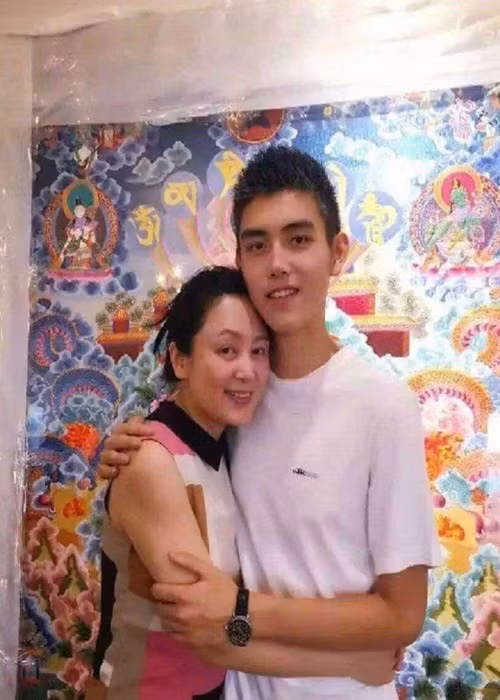 Mẹ của Trần Phi Vũ là Trần Hồng - đệ nhất mỹ nhân làng giải trí Hoa ngữ từng đóng Điêu Thuyền trong "Tam quốc diễn nghĩa" năm 1991. Ảnh: Báo Giao Thông