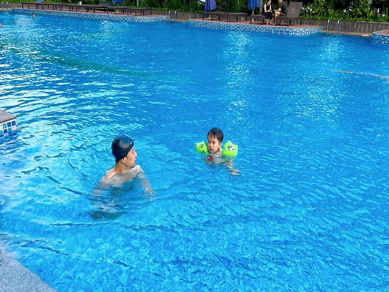 Thụy Vy khoe ảnh chồng và con trai đi bơi. Ảnh: FBNV