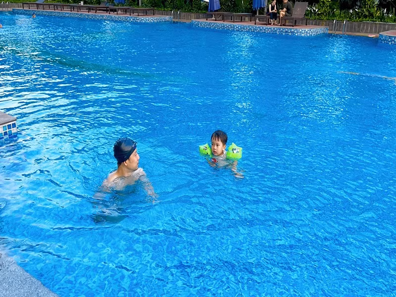 Thụy Vy khoe ảnh chồng và con trai đi bơi. Ảnh: FBNV