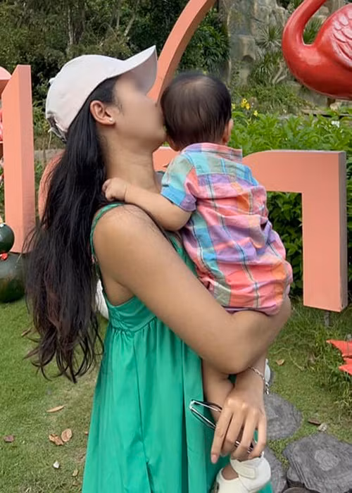 Hai người con lớn của doanh nhân Ngọc Tiền đều yêu thương bé Eric.