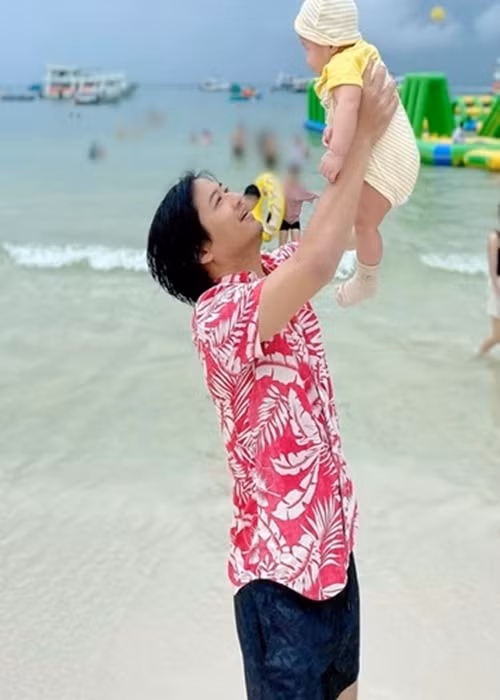 Quý Bình thường xuyên đăng tải hình ảnh bên con trai.