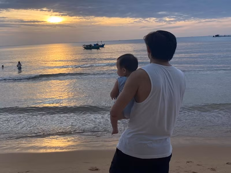 Quý Bình hết lòng chăm con nhỏ. Anh tự giặt quần áo của con bằng tay, thay tã, tắm, cho con ăn.