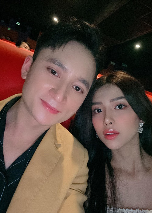 Trước ngày Valentine, vợ Phan Mạnh Quỳnh bày tỏ: "Sắp tới Valentine mà chưa nghĩ ra mình thích gì để đưa tiền cho chồng mua tặng mình". Ảnh: FBNV