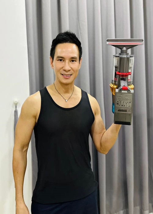 Lý Hải được vợ tặng máy hút bụi vào dịp Lễ Tình nhân. Ảnh: FBNV