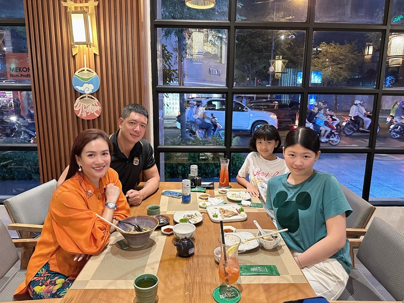 Vợ chồng Bình Minh đưa con đi ăn đón Valentine sớm. Ảnh: FBNV