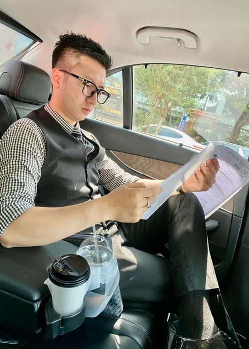 Trọng Hưng thường xuyên chia sẻ hình ảnh miệt mài làm việc bên các nhân viên. Ảnh: FBNV