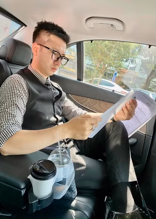 Trọng Hưng thường xuyên chia sẻ hình ảnh miệt mài làm việc bên các nhân viên. Ảnh: FBNV